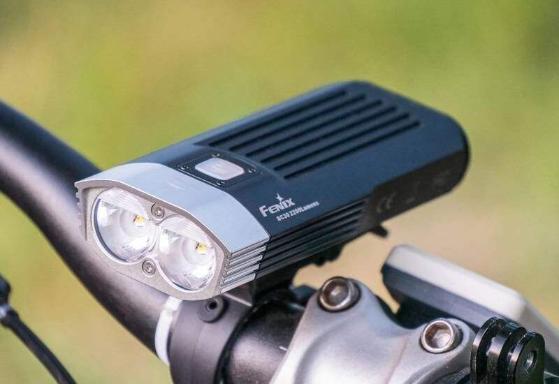 Fenix BC30 v2.0: мощная велофара с шестью режимами работы и беспроводной кнопкой управления